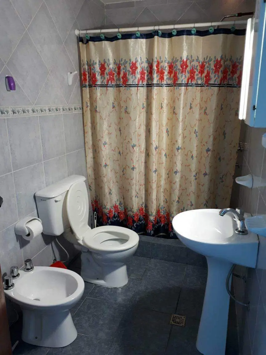 Baño completo con bidet, inodoro, bacha y ducha