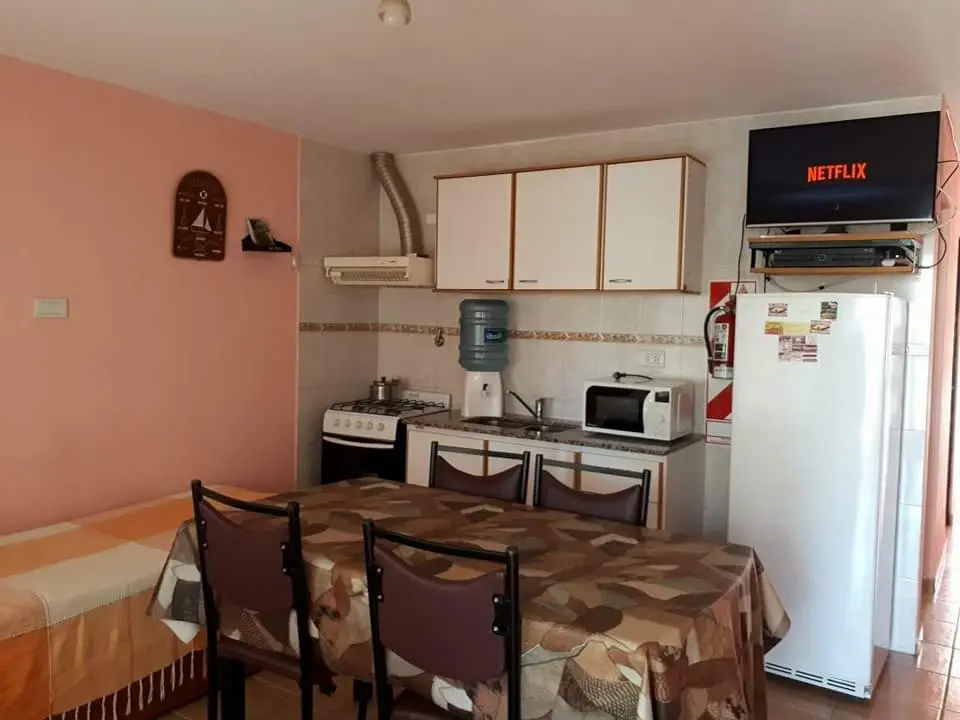 Cocina equipada con heladera, anafe, microondas y TV