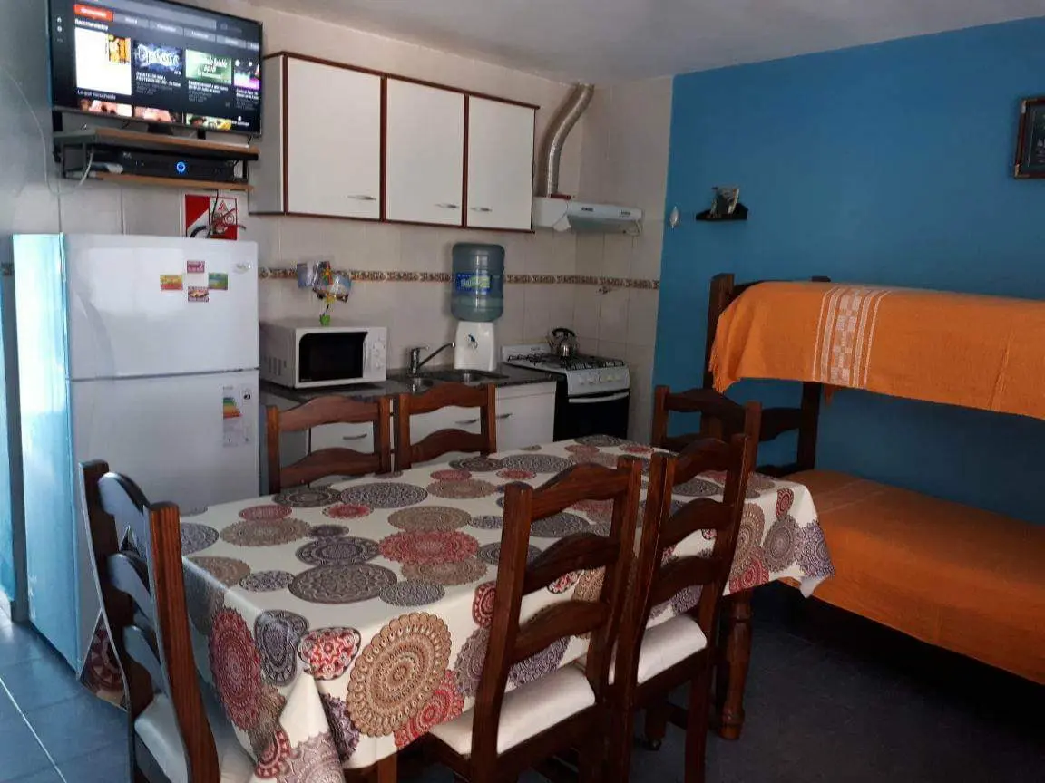 Cocina y comedor integrados junto a una cucheta